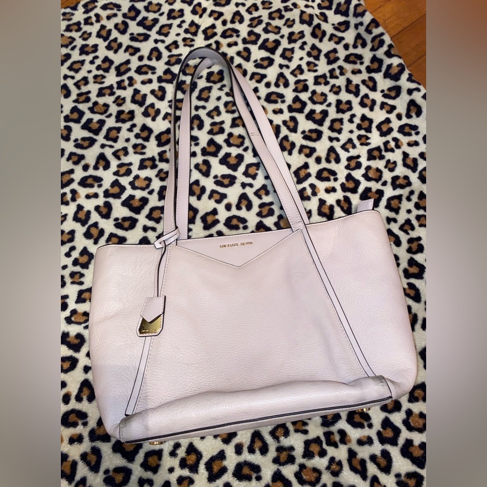 Authentic Michael Kors In Great Condition, An Off white very classy 💕